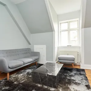 Stylish 5 Person In Vibrant Urban Area , Kopenhagen Denemarken
